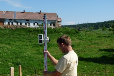 Na patě zakládací soupravy nastavíme výšku tak, aby malta měla nad nejvyšším místem tloušťku minimálně 10 mm.