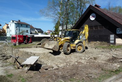 Výkop základové desky může být proveden např. traktorbagrem.