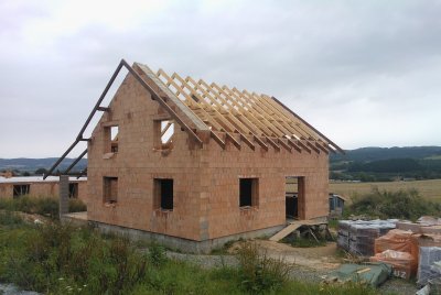 Po dostatečném vyzrání betonu se provádí nosná konstrukce střechy (lehkého nebo těžkého typu).