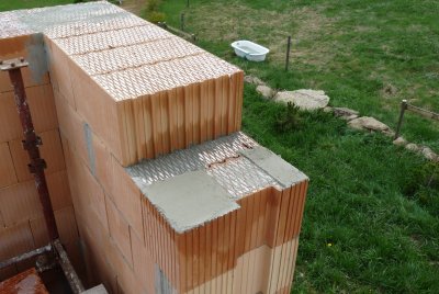 Před uložením překladů v obvodovém zdivu se připraví maltové lože tl. min. 6 mm. Maltové lože může být v místě uložení překladů i průběžné, pokud je provedeno z tepelněizolační malty HELUZ TREND.