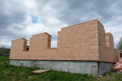 Pohled na obvodové zdivo domu 1. NP z tepelněizolačních cihel před osazením překladů.