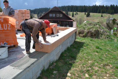 Založení tepelněizolačních broušených cihel na předem přesně vyrovnané maltové lože.