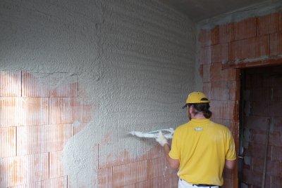 Omítání stěn v interiéru strojní technologií nejčastěji sádrovými, vápenosádrovými, vápennými nebo lehčenými vápenocementovými omítkami případně opatřené štukem.