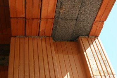 Sestavu překladů zajistíme stažením pomocí vázacího drátu minimálně ve dvou místech – přibližně ve vzdálenosti 30 cm od ostění stavebního otvoru.