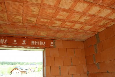 Podhled stropní konstrukce z keramobetonových panelů HELUZ.