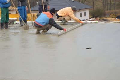 Beton se rozhrnuje lopatami a hráběmi. Do roviny se strhává pomocí latě. Pro lepší efektivitu se používají vibrační latě.