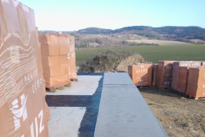 Na vyzrálou betonovou desku (28 dní) se položí hydroizolace a rozmístí se materiál pro zdění.