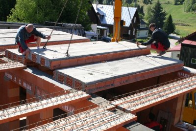 Pokládka stropu z keramobetonových panelů HELUZ s případnou kombinací s nosníky HELUZ MIAKO.