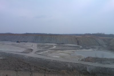 Povrchová těžba hlíny. S těžbou současně probíhá rekultivace vytěženého prostoru tak, aby byl zásah do krajiny během těžby co nejpřívětivější.