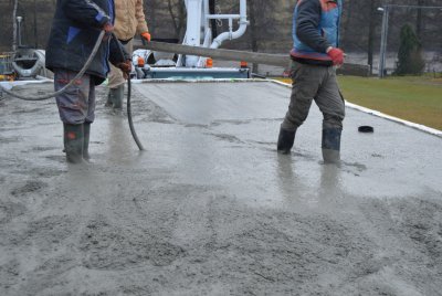 Beton se hutní pomocí ponorného vibrátoru.