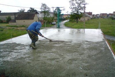 Beton se řádně zvibruje a povrch se uhladí latí popř. vibrolatí. Výška nadbetonávky musí být v celé ploše stropu konstantní. Je tedy třeba počítat i s nadvýšením stropní konstrukce. Pracovní spáru je možné provést v polovině vložek mezi dvěma nosníky