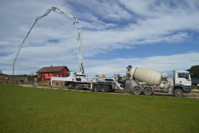 Pro betonování podkladní desky (nesprávně označovaná jako základová) se používá čerpadlo na beton v kombinaci s autodomíchávačem betonu.