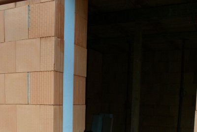 Do parapetu a ostění stavebních otovrů se používají doplňkové cihly pro dosažení dobré přavazby cihel, umožňující bezproblémové kotvení okna s přerušením tepelného mostu. Do kapsy v doplňkových cihlách se vkládá extrudovaný polystyrén. 