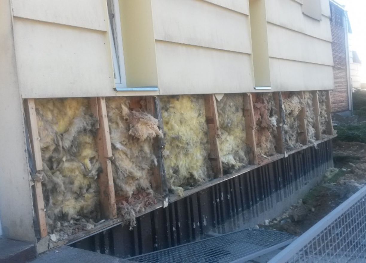 Sesunutá tepelná izolace ve svislé konstrukci provětrávané fasády Sesunutá tepelná izolace ve svislé konstrukci provětrávané fasády