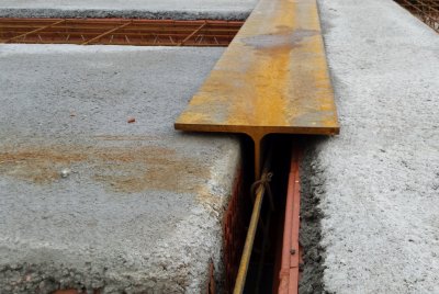 Keramobetonové panely je možné usazovat i do ocelových profilů. Minimální rozměr je HEA 280. Na horní povrch spodní pásnice se uloží asfaltový pás.