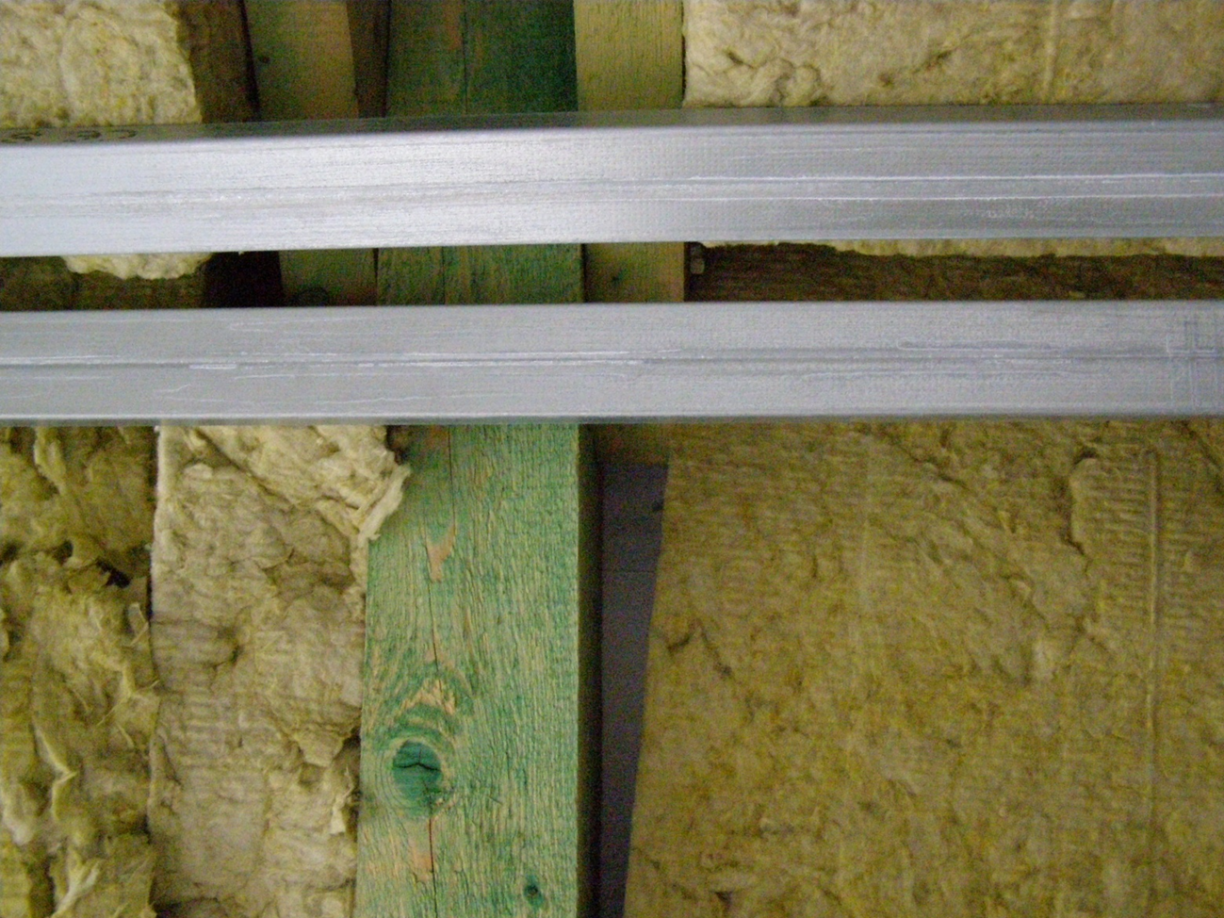 Nekvalitně vložená tepelná izolace mezi dřevěné prvky, mezera mezi izolantem a dřevěným trámem představuje výrazný tepelný most