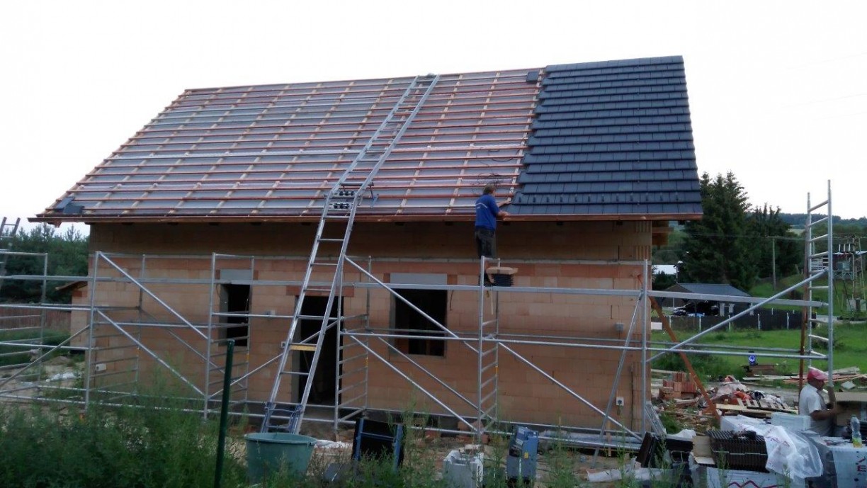 Pokládka betonových tašek po sloupcích od okapní hrany k hřebeni