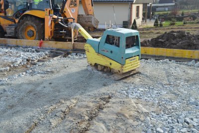 Pro úpravu a zlepšení vlastností podkladní vrstvy se používá tzv. hutnění.