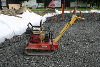 Hutnění štěrku probíhá po vrstvách o tloušťce cca 150 mm.