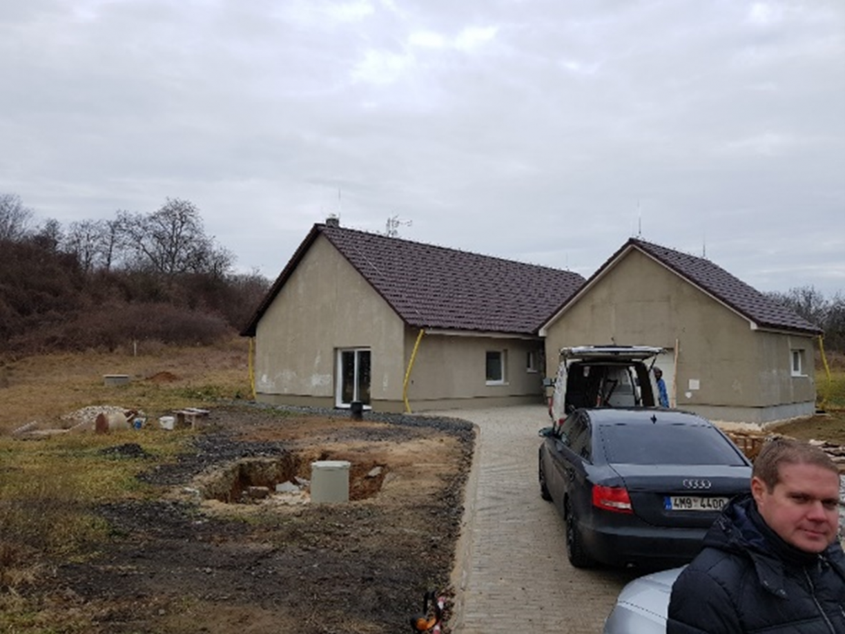 Novostavba RD s trhlinami na fasádě, pohled na západní nezastíněnou fasádu s velkou plochou bez členění Novostavba RD s trhlinami na fasádě, pohled na západní nezastíněnou fasádu s velkou plochou bez členění