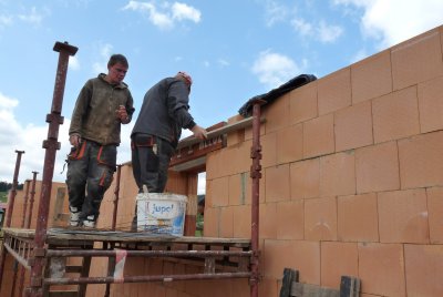 Po uložení překladu se zkontroluje jeho správná poloha vůči okolnímu zdivu.