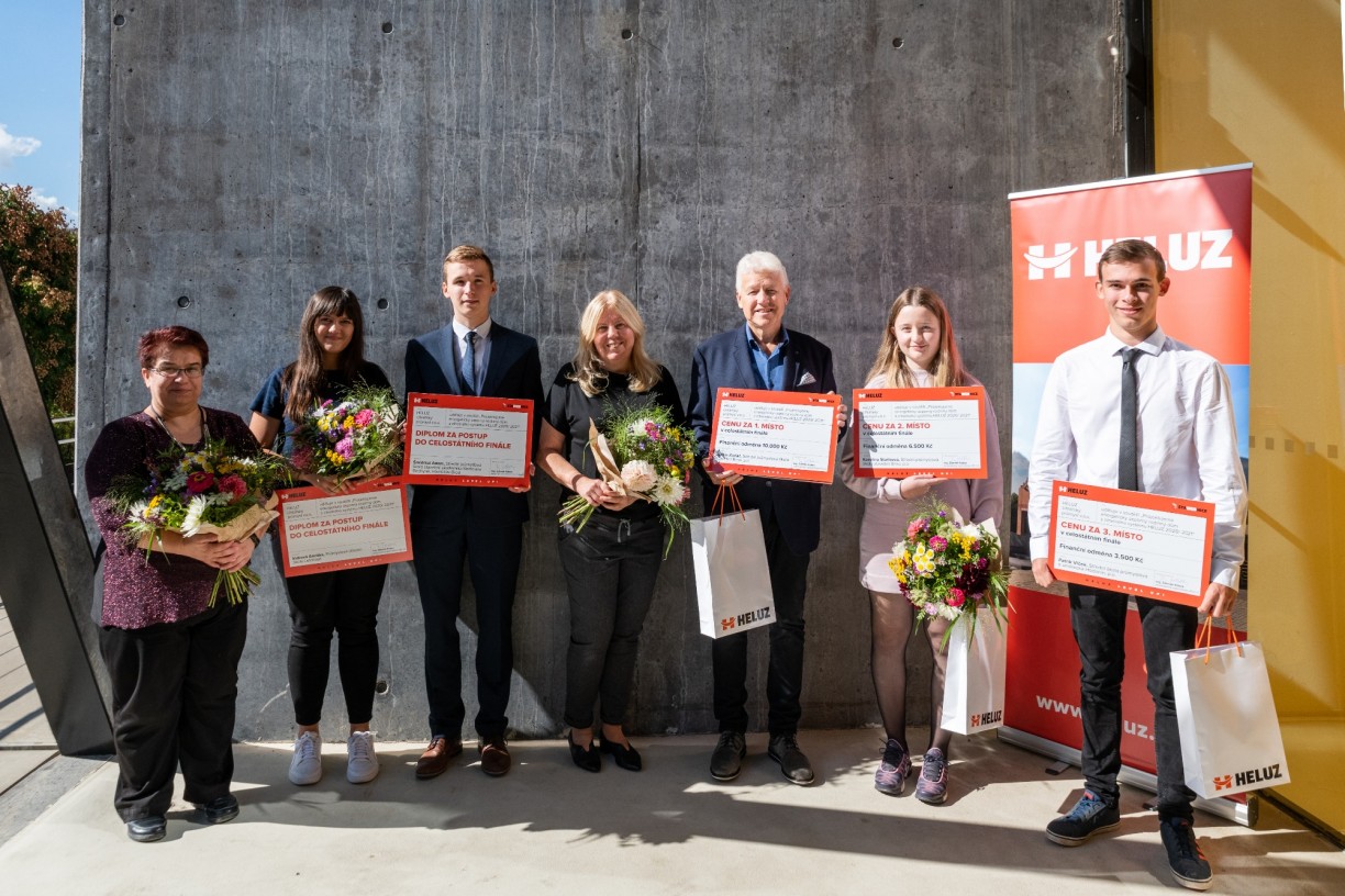 Společná fotografie vítězů a finalistů úvodního ročníku soutěže