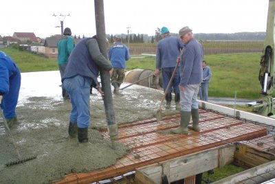 Před betonáží se provede kontrola, zda ve stropní konstrukci nejsou mezery, kudy by mohl vytéct beton. Případné mezery se zapraví maltou. Stropní vložky se před samotnou betonáží pokropí vodou. K betonáži se použije beton pevnostní třídy C20/25 XC1 měkké konzistence S3 dle ČSN EN 206-1. Beton se ukládá rovnoměrně v pruzích ve směru stropních nosníků. Beton se nesmí hromadit na jednom místě!