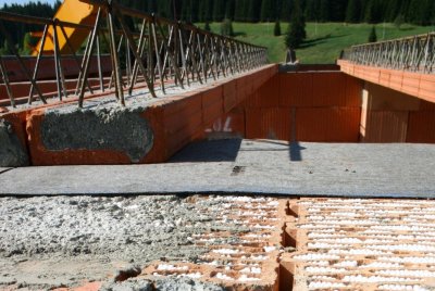 Mezeru mezi překlady a zdivem vyplníme dořezem cihly a styčné spáry promaltujeme tepelněizolační maltou.