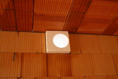 Pro rozvody vzduchotechniky prostupující skrz obvodové zdivo se použijí speciální tvarovky z tepelné izolace.