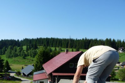 Přebývající maltu strhneme zednickou lžící podle stahovací latě na tloušťku budoucí stěny.