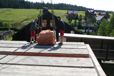 Stropní panely jsou po uložení okamžitě únosné a je na ně možné uložit stavební materiál pro další práce tak, aby nebránil probetonování zámků mezi panely.