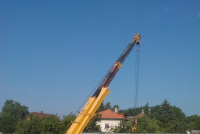 Při vykládce panelů je potřeba vystředit závěs, aby nedošlo ke zhoupnutí panelů a jejich poškození případně k jiným škodám např. nákladního automobilu.