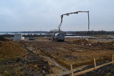 Budování základů domu. Je potřeba pamatovat na co nejlepší dosažení geometrické přesnosti základových konstrukcí.