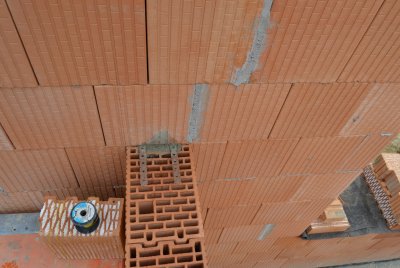 Detail na napojení zdiva pomocí systémových kotev. Styčnou spáru mezi stěnami je nutné řádně promaltovat maltou, v případě zdění na tenkovrstvé PU lepidlo pak propěnit. Vyplněná styčná spára nesmí být širší více jak 30 mm.