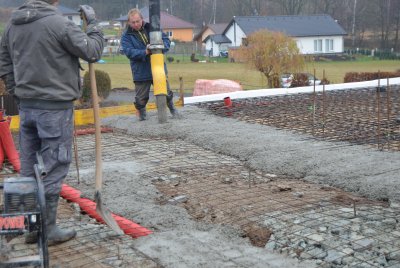 Ukázka lití betonu podkladní desky.