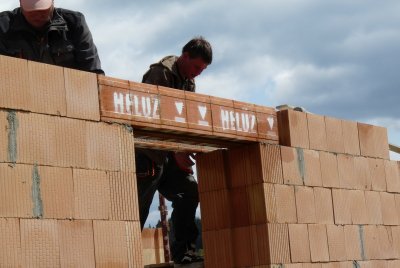 Ukládání nadokenních překladů s vložením tepelné izolace v obvodovém zdivu.