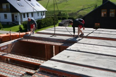 Pokládka stropu z keramobetonových panelů je velmi rychlá – 150 m2 stropu je možné položit během 2 hodin.