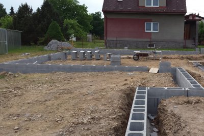 Při použití betonových šalovacích tvárnic lze jednoduše vytvářet potřebnou rovinu i ve svažitém terénu.