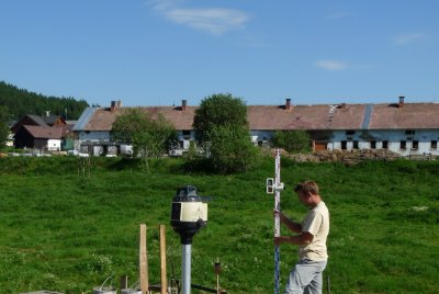 Nejdříve si je nutné označit, kde bude stát budoucí zdivo a vyznačit si stavební otvory (dveře, vrata). Palety složené na desce nesmí překážet a to ani pro proměřování úhlopříček rohů budoucích stěn. Dále se připraví nivelační přístroj tak, aby nepřekážel pro vyměření všech zdí. Pomocí latě si zhotovíme výškopis základové desky a nalezneme nejvyšší bod.