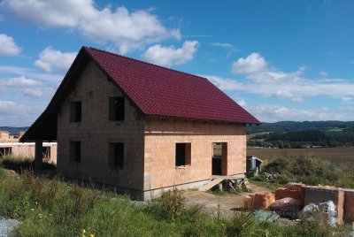 Dokoření konstrukce střechy s položenou krytinou. Je potřeba udělat (i provizorně) svody dešťové vody tak, aby nedocházelo ke zbytečnému provlhčování zdiva v místě okapových kotlíků.