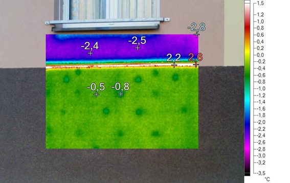 Pohled termokamerou – zakládací lišta tvoří výrazný tepelný most (červená až bílá barva značí teplejší část konstrukce, tedy tepelný most)