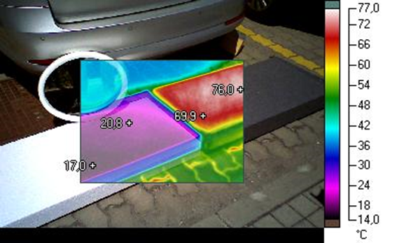 Pohled termokamerou na rozdílné povrchové teploty bílého a šedého EPS na přímém slunečním záření 